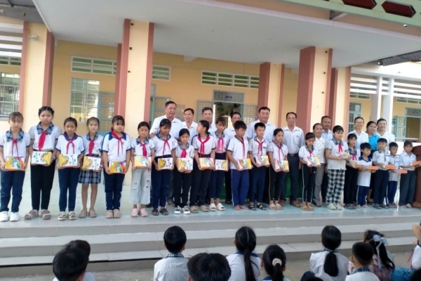 Cần Thơ: Chi hội Cựu CAND xã Mỹ Phước tiếp sức học sinh nghèo hiếu học