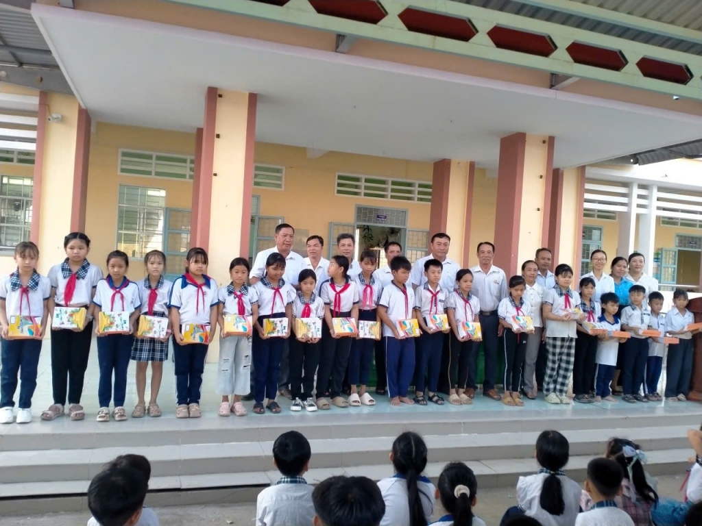 Cần Thơ: Chi hội Cựu CAND xã Mỹ Phước tiếp sức học sinh nghèo hiếu học