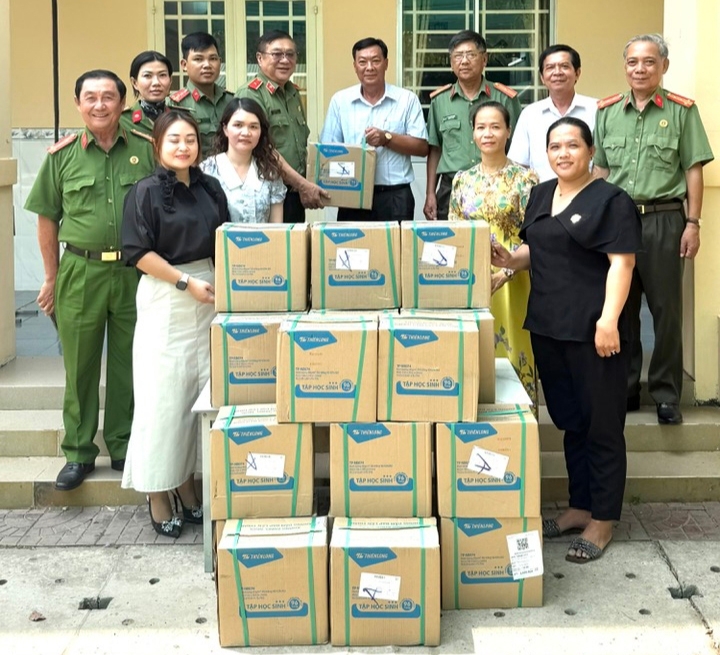 Hội Cựu CAND TP. Cần Thơ biểu dương học sinh vùng khó vượt khó học giỏi
