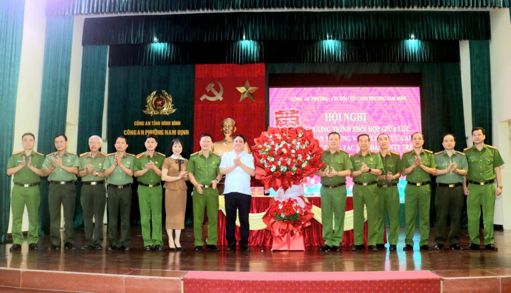 Ninh Bình: Chi hội Cựu CAND và Công an phường Nam Định ký kết Chương trình phối hợp trong công tác bảo đảm ANTT