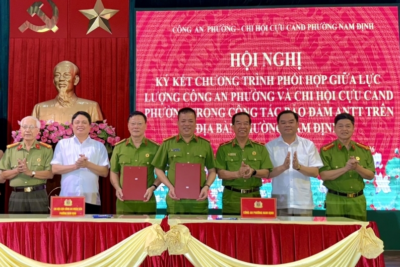 Ninh Bình: Chi hội Cựu CAND và Công an phường Nam Định ký kết Chương trình phối hợp trong công tác bảo đảm ANTT