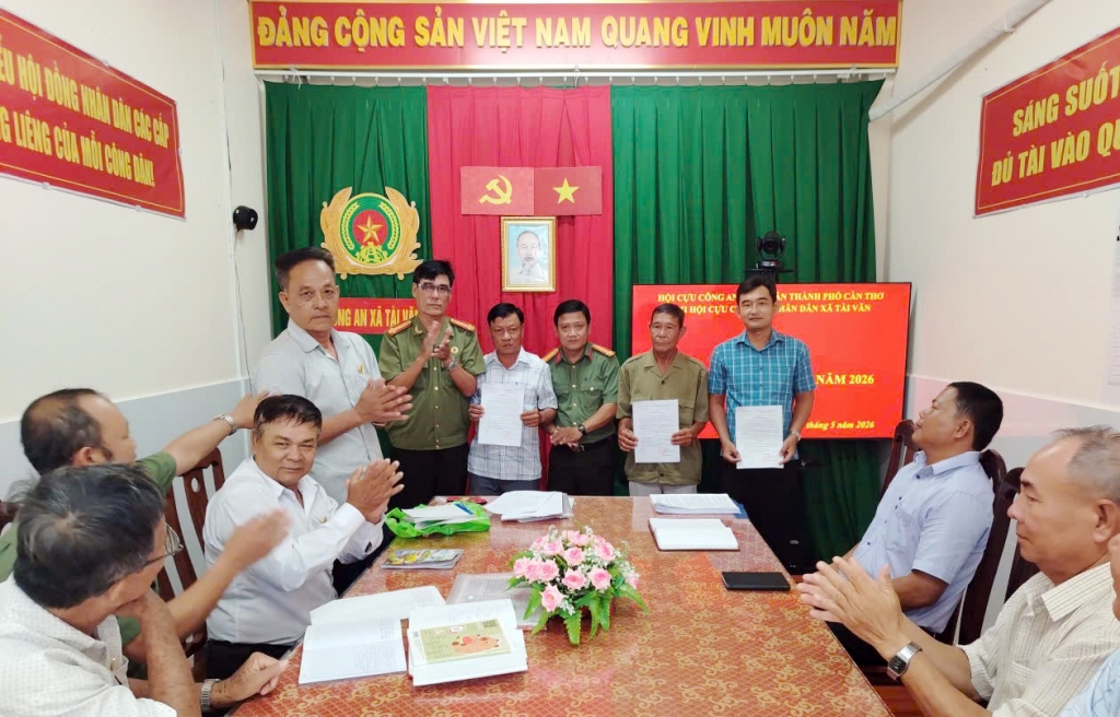 Cần Thơ: Chi hội Cựu CAND xã Tài Văn triển khai phối hợp công tác với Công an xã và kết nạp hội viên mới