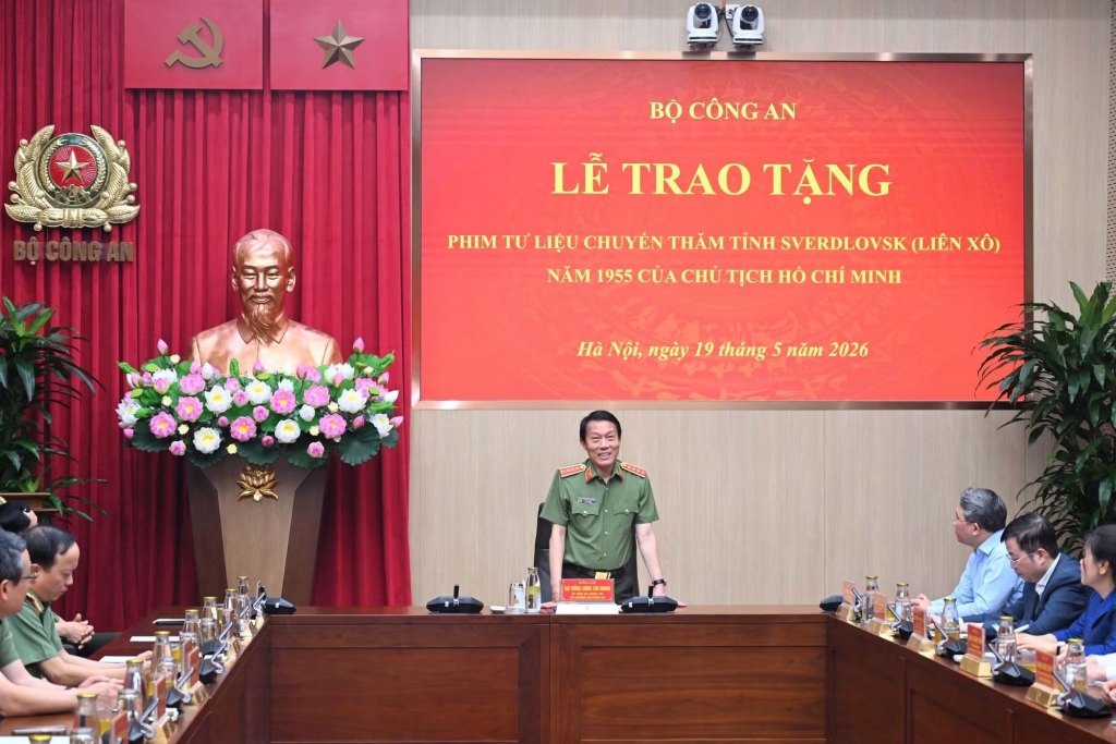 Bộ Công an trao tặng Phim tài liệu về chuyến thăm Liên Xô năm 1955 của Chủ tịch Hồ Chí Minh