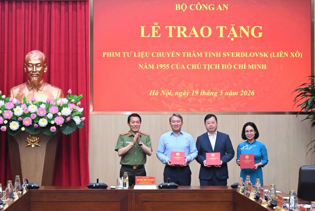 Bộ Công an trao tặng Phim tài liệu về chuyến thăm Liên Xô năm 1955 của Chủ tịch Hồ Chí Minh