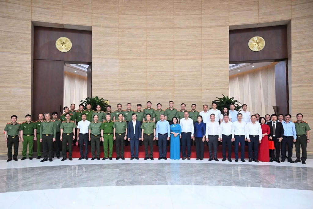 Bộ Công an trao tặng Phim tài liệu về chuyến thăm Liên Xô năm 1955 của Chủ tịch Hồ Chí Minh