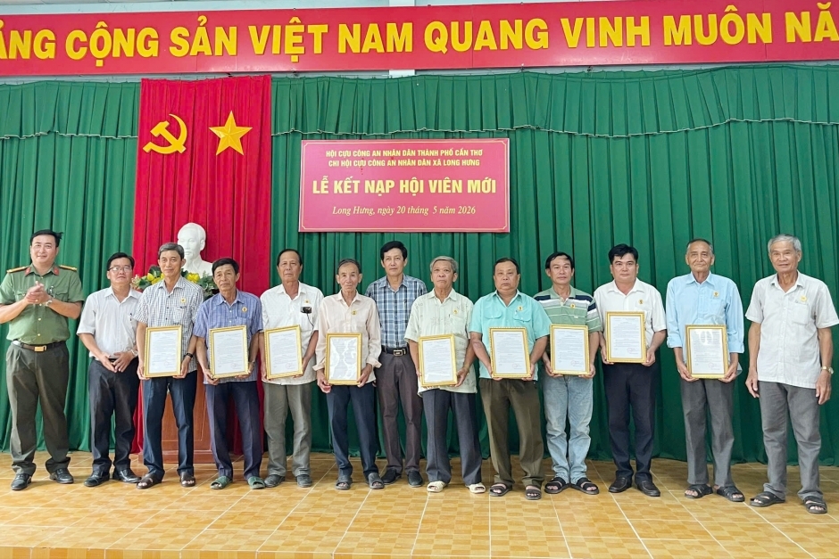 Cần Thơ: Chi hội Cựu CAND xã Long Hưng kết nạp thêm 11 hội viên mới