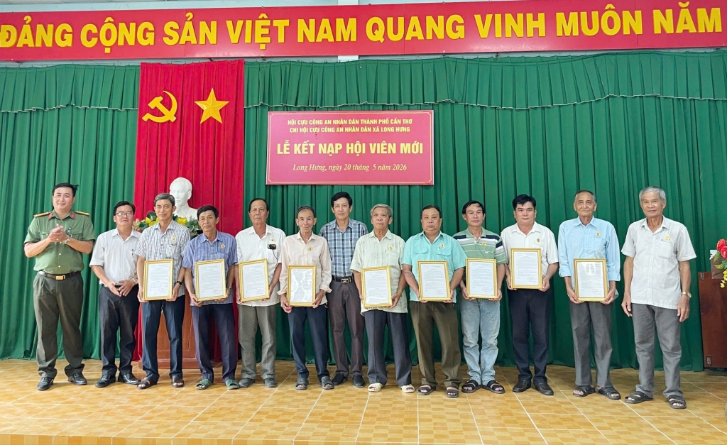 Cần Thơ: Chi hội Cựu CAND xã Long Hưng kết nạp thêm 11 hội viên mới