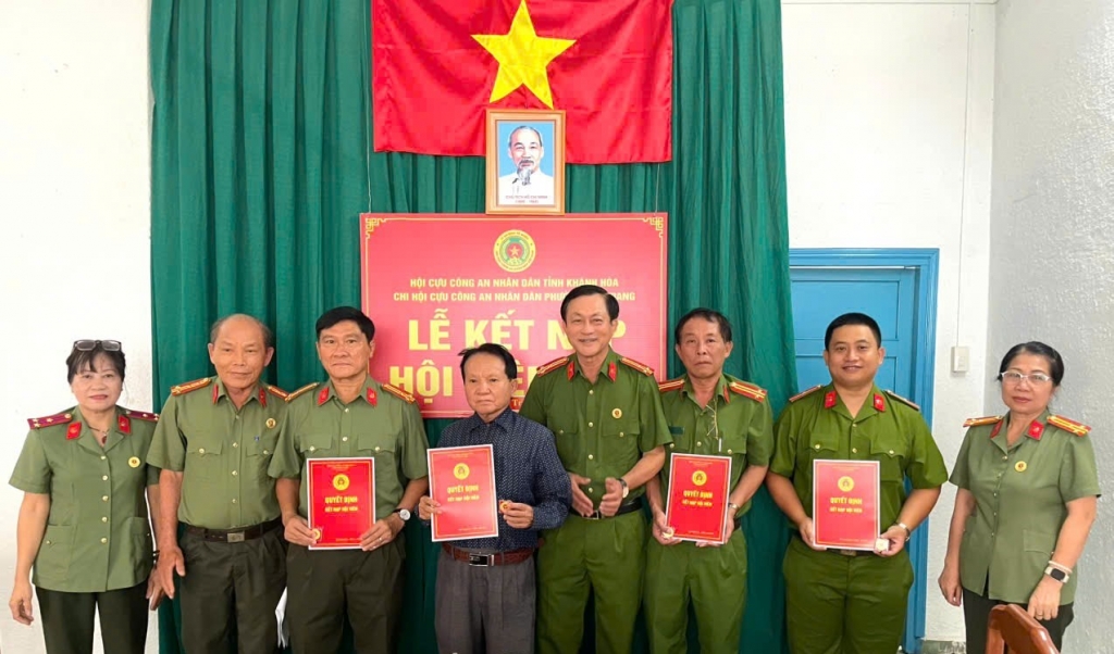 Khánh Hòa: Công bố quyết định thành lập các Chi hội Cựu CAND và kết nạp hội viên mới