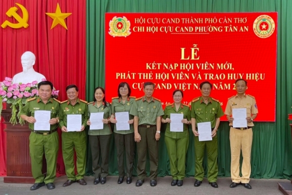 Cần Thơ: Chi hội Cựu CAND phường Tân An kết nạp 10 hội viên mới