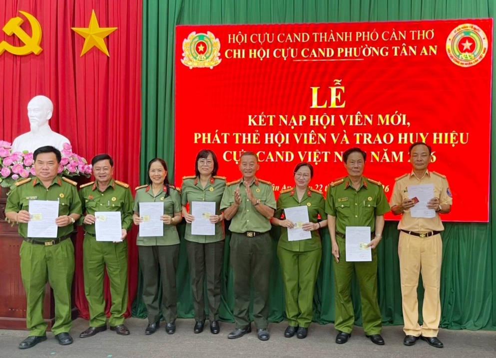 Cần Thơ: Chi hội Cựu CAND phường Tân An kết nạp 10 hội viên mới