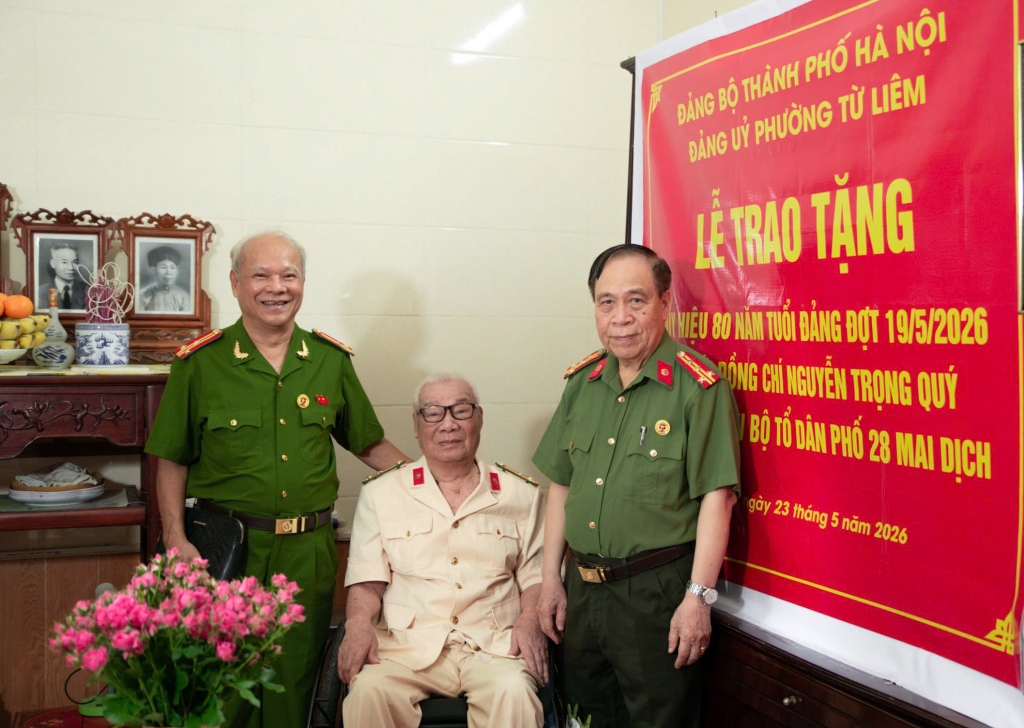 Trao tặng Huy hiệu 80 năm tuổi Đảng tại nhà riêng đồng chí Lão thành Cách mạng Nguyễn Trọng Quý