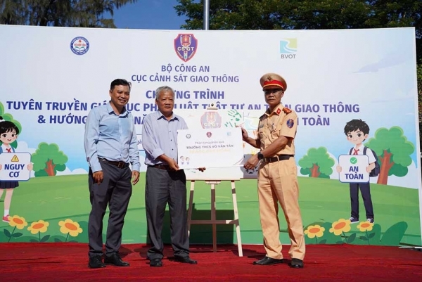 Tuyên truyền an toàn giao thông cho hơn 1.700 học sinh Tây Ninh