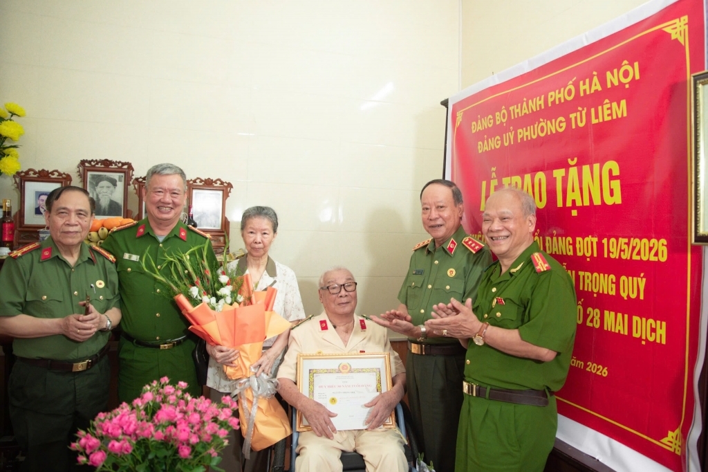 Trao tặng Huy hiệu 80 năm tuổi Đảng tại nhà riêng đồng chí Lão thành Cách mạng Nguyễn Trọng Quý