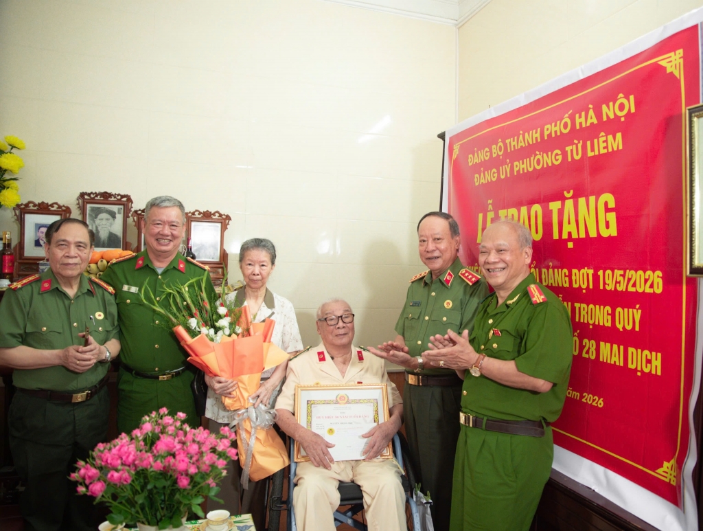 Trao tặng Huy hiệu 80 năm tuổi Đảng tại nhà riêng đồng chí Lão thành Cách mạng Nguyễn Trọng Quý