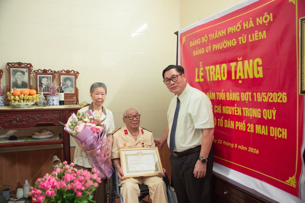 Trao tặng Huy hiệu 80 năm tuổi Đảng tại nhà riêng đồng chí Lão thành Cách mạng Nguyễn Trọng Quý