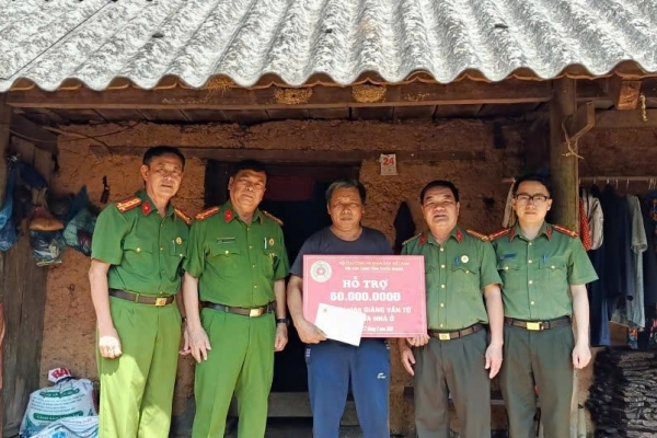 Hội Cựu CAND tỉnh Tuyên Quang trao tiền hỗ trợ xóa nhà tạm cho hội viên