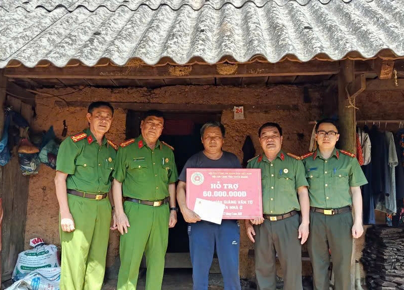 Hội Cựu CAND tỉnh Tuyên Quang trao tiền hỗ trợ xóa nhà tạm cho hội viên