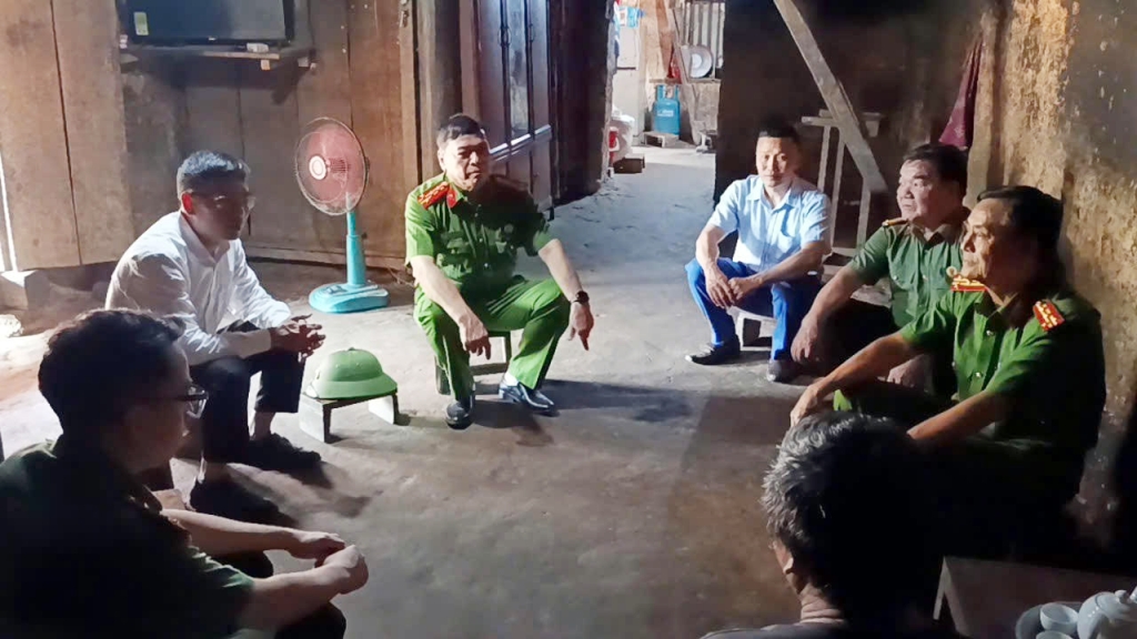 Hội Cựu CAND tỉnh Tuyên Quang trao tiền hỗ trợ xóa nhà tạm cho hội viên