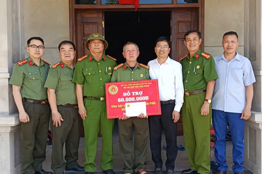 Hội Cựu CAND tỉnh Tuyên Quang trao tiền hỗ trợ xóa nhà tạm cho hội viên