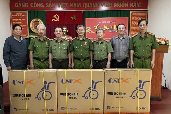 Hội Cựu CAND TP.HCM phối hợp trao tặng xe lăn cho hội viên yếu thế tại phường Bình Quới