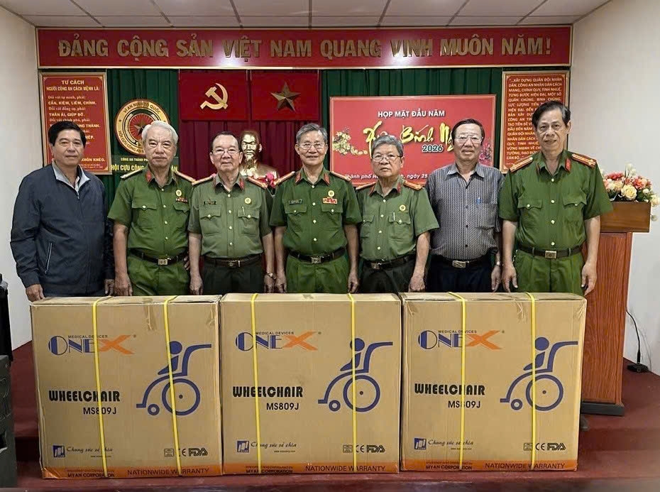 Hội Cựu CAND TP.HCM phối hợp trao tặng xe lăn cho hội viên yếu thế tại phường Bình Quới