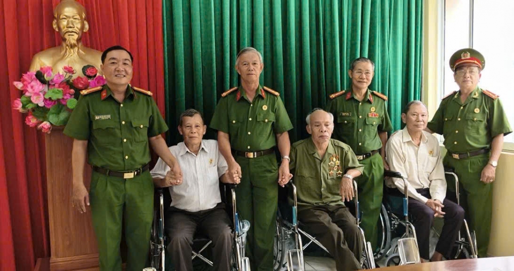 Hội Cựu CAND TP.HCM phối hợp trao tặng xe lăn cho hội viên yếu thế tại phường Bình Quới