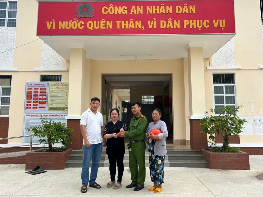Nhặt được nhẫn vàng trị giá 8 triệu đồng, cựu Công an xã tại Cần Thơ tìm trả lại người mất