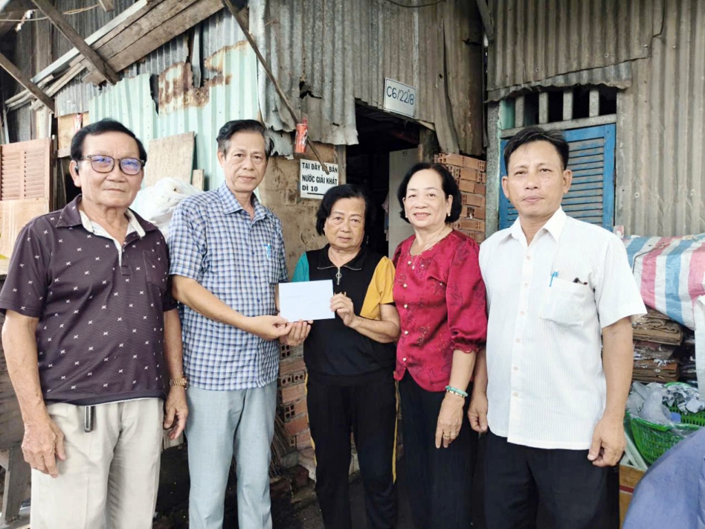 TP.HCM: Hội viên cựu CAND xã Bình Hưng kịp thời hỗ trợ hoàn cảnh ngặt nghèo trước mùa mưa bão