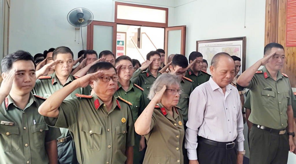 Lớp Trung cấp Lý luận chính trị Trường Đại học ANND dâng hương tri ân các Anh hùng liệt sỹ CAND