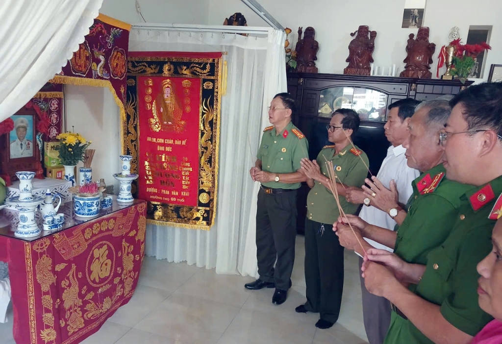 Thăm và trao quà hỗ trợ gia đình hội viên Cựu CAND qua đời vì bệnh hiểm nghèo tại Khánh Hòa