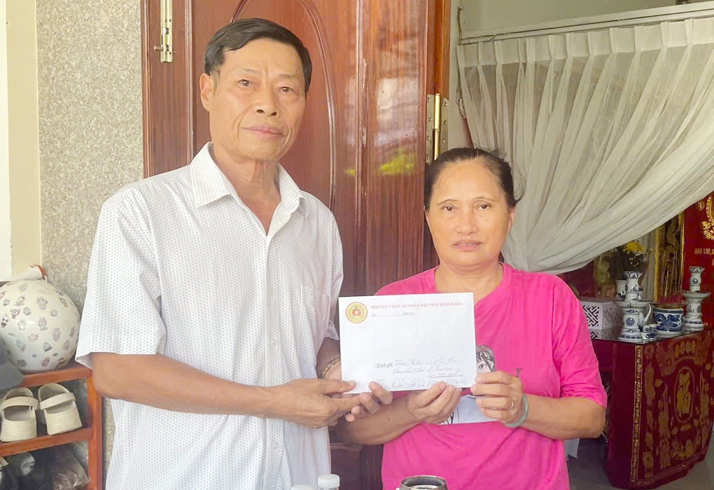 Thăm và trao quà hỗ trợ gia đình hội viên Cựu CAND qua đời vì bệnh hiểm nghèo tại Khánh Hòa