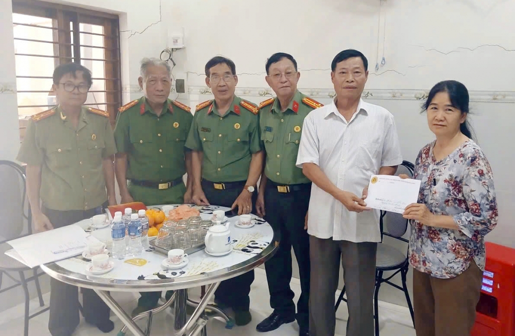 Thăm và trao quà hỗ trợ gia đình hội viên Cựu CAND qua đời vì bệnh hiểm nghèo tại Khánh Hòa