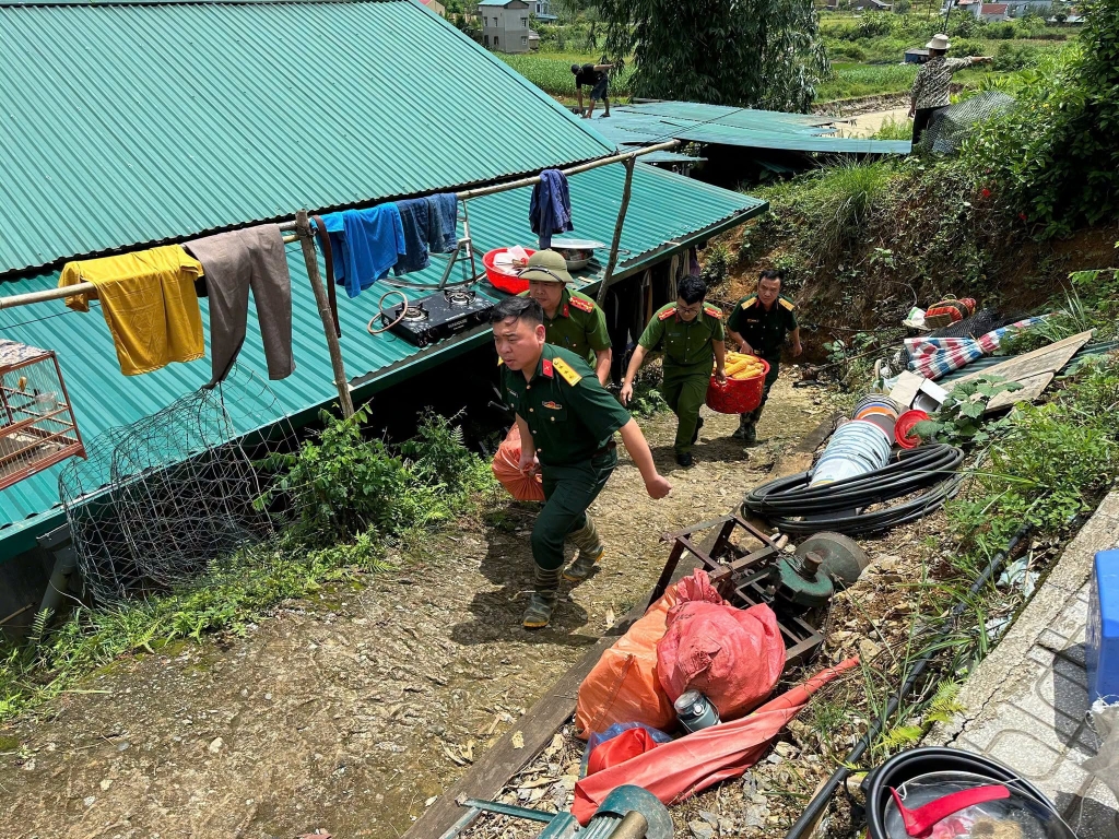 Cao Bằng: Công an xã Nguyên Bình kịp thời hỗ trợ 2 hộ dân di dời tài sản khỏi khu vực sạt lở nguy hiểm