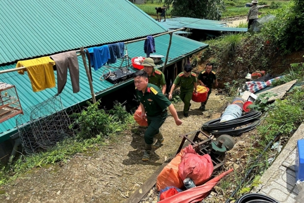 Cao Bằng: Công an xã Nguyên Bình kịp thời hỗ trợ 2 hộ dân di dời tài sản khỏi khu vực sạt lở nguy hiểm