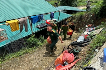 Cao Bằng: Công an xã Nguyên Bình kịp thời hỗ trợ 2 hộ dân di dời tài sản khỏi khu vực sạt lở nguy hiểm