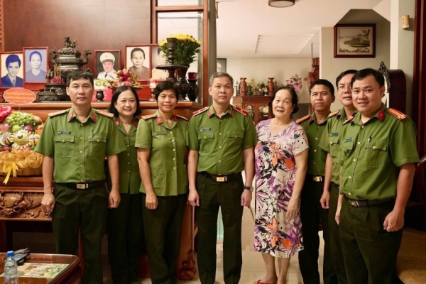 Công an TP.HCM thăm và tri ân gia đình đồng chí nguyên Giám đốc Nguyễn Chí Dũng
