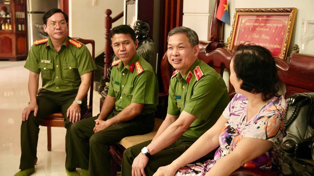 Công an TP.HCM thăm và tri ân gia đình đồng chí nguyên Giám đốc Nguyễn Chí Dũng