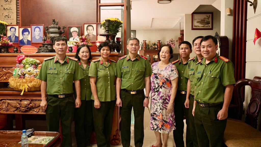 Công an TP.HCM thăm và tri ân gia đình đồng chí nguyên Giám đốc Nguyễn Chí Dũng
