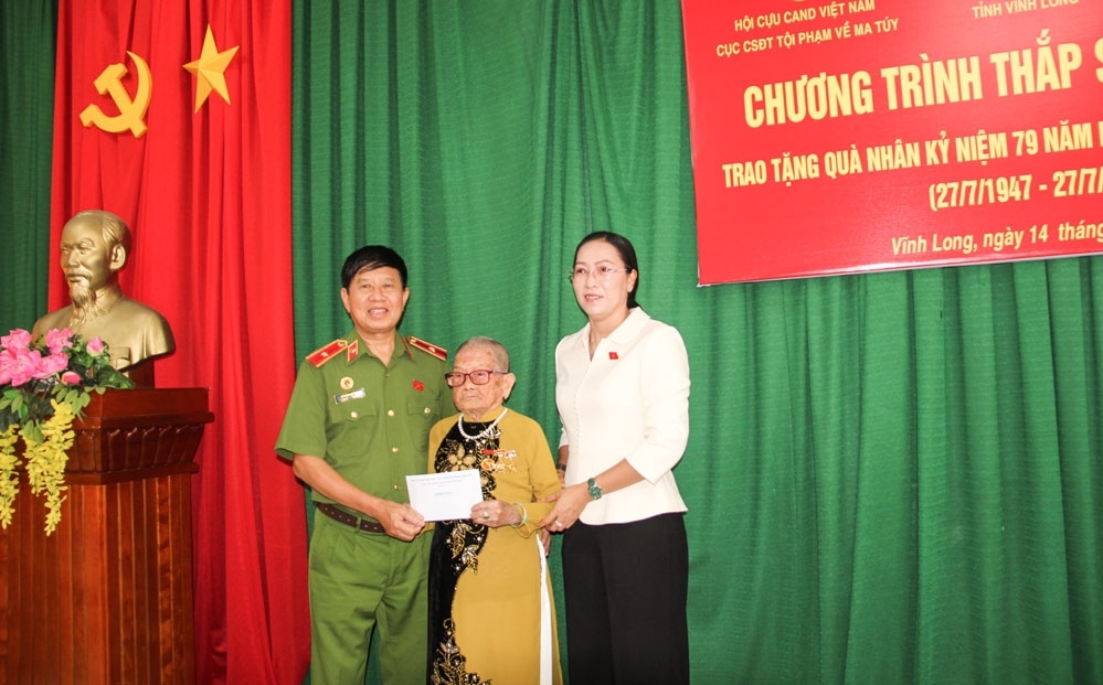 Hội Cựu CAND Việt Nam và Đoàn ĐBQH tỉnh trao tặng quà Mẹ Việt Nam Anh hùng, gia đình chính sách tại Vĩnh Long