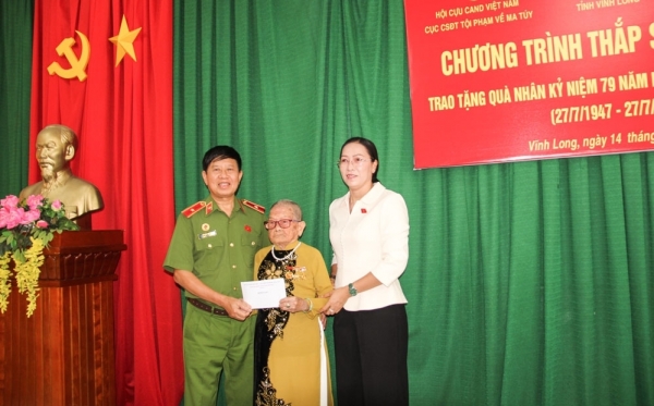 Hội Cựu CAND Việt Nam và Đoàn ĐBQH tỉnh trao tặng quà Mẹ Việt Nam Anh hùng, gia đình chính sách tại Vĩnh Long
