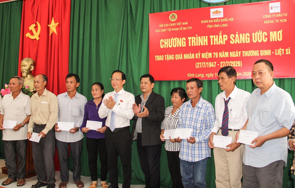 Hội Cựu CAND Việt Nam và Đoàn ĐBQH tỉnh trao tặng quà Mẹ Việt Nam Anh hùng, gia đình chính sách tại Vĩnh Long