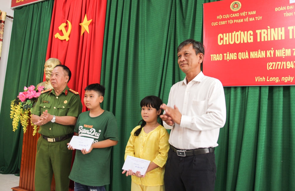 Hội Cựu CAND Việt Nam và Đoàn ĐBQH tỉnh trao tặng quà Mẹ Việt Nam Anh hùng, gia đình chính sách tại Vĩnh Long