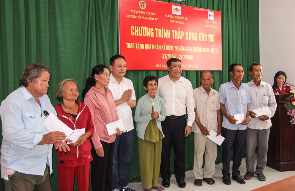 Hội Cựu CAND Việt Nam và Đoàn ĐBQH tỉnh trao tặng quà Mẹ Việt Nam Anh hùng, gia đình chính sách tại Vĩnh Long