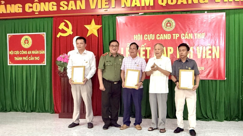 Câu lạc bộ Doanh nghiệp Cựu CAND TP. Cần Thơ kết nạp hội viên mới