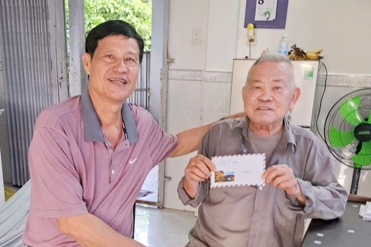 Cần Thơ: Chi hội Cựu CAND phường Sóc Trăng thăm hỏi, tặng quà hội viên đau ốm