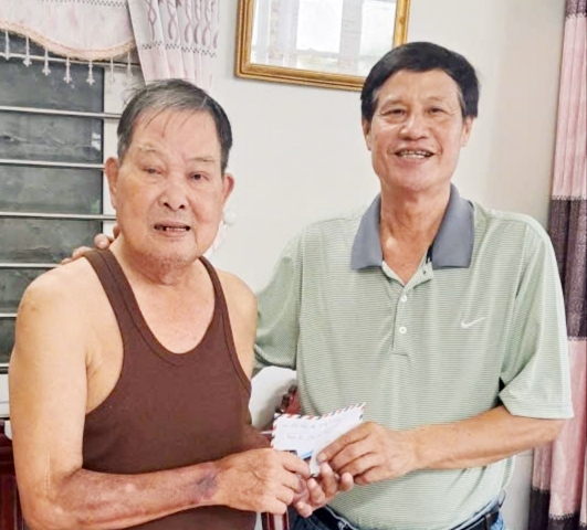 Cần Thơ: Chi hội Cựu CAND phường Sóc Trăng thăm hỏi, tặng quà hội viên đau ốm