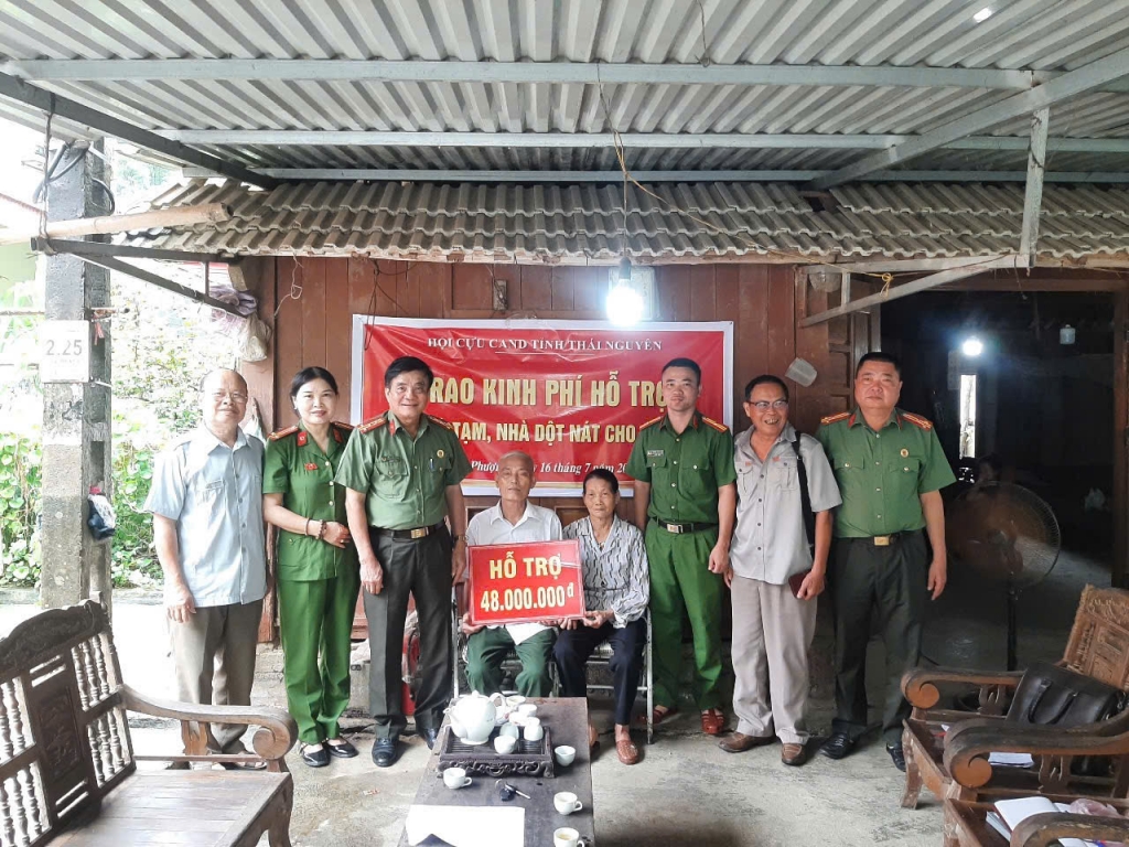 Hội Cựu CAND tỉnh Thái Nguyên hỗ trợ sửa nhà và tri ân các hội viên