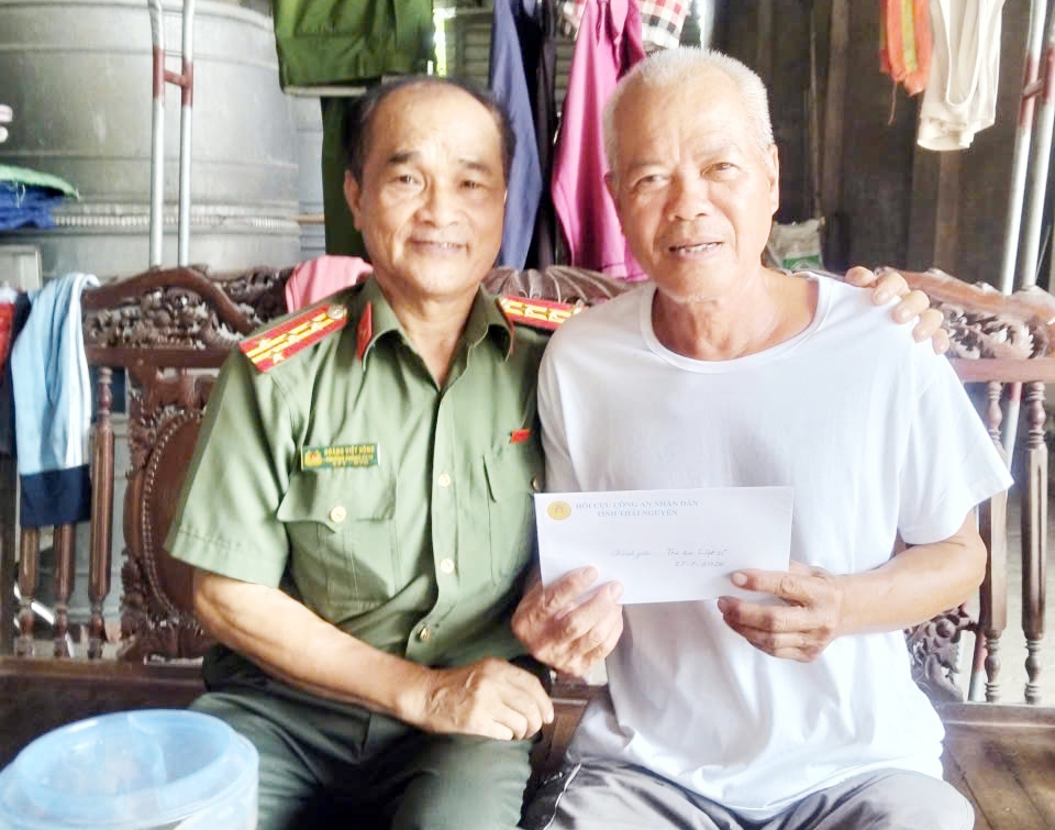 Hội Cựu CAND tỉnh Thái Nguyên hỗ trợ sửa nhà và tri ân các hội viên
