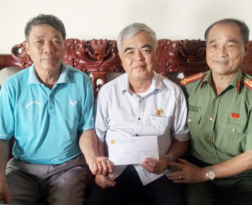 Hội Cựu CAND tỉnh Thái Nguyên hỗ trợ sửa nhà và tri ân các hội viên