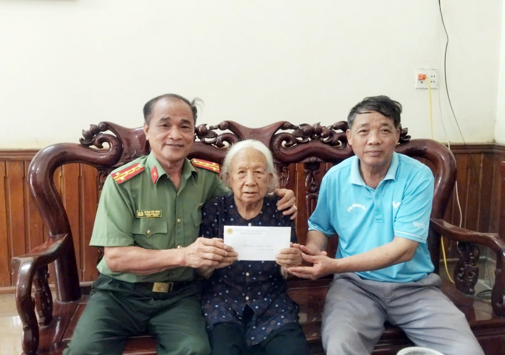 Hội Cựu CAND tỉnh Thái Nguyên hỗ trợ sửa nhà và tri ân các hội viên